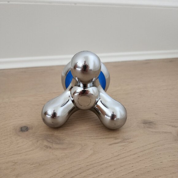 Brookstone Buzz Mini Massager - Picture 3 of 4